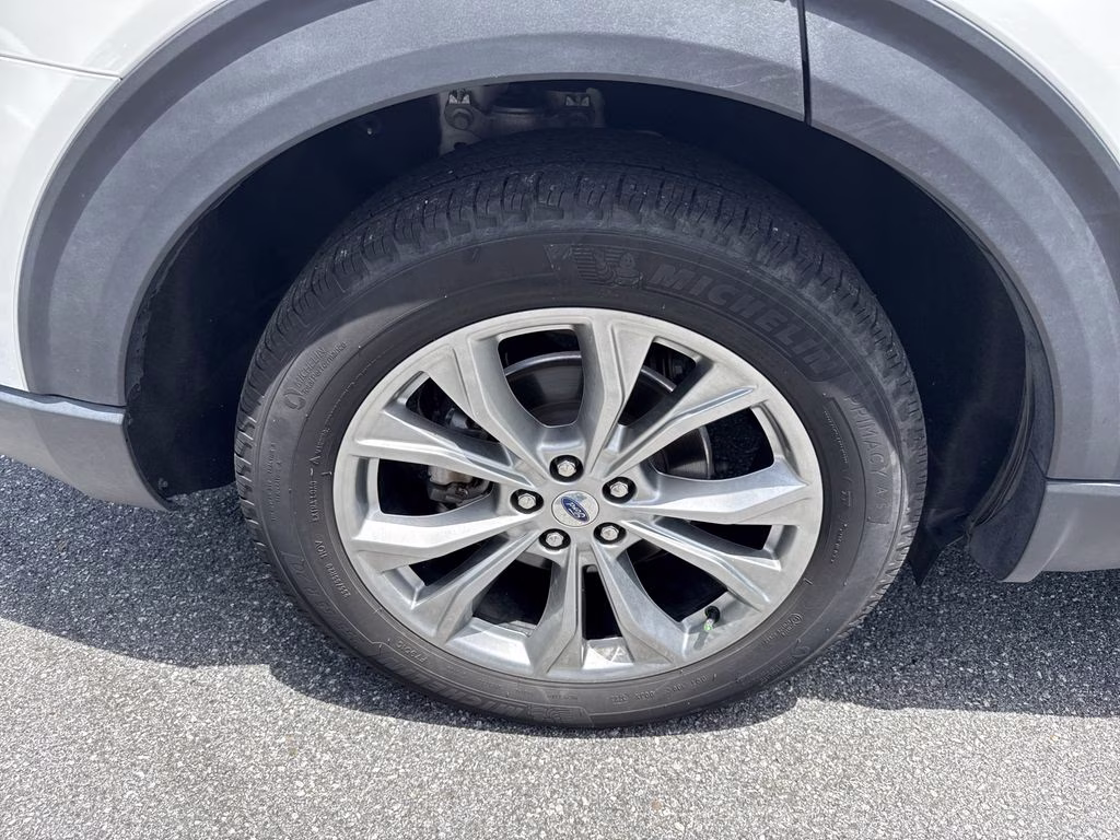 2023 Star White Metallic Tri-Coat Ford Explorer XLT RWD SUV