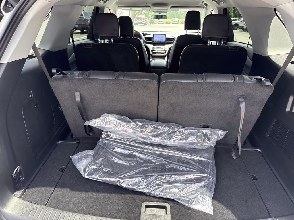2023 Star White Metallic Tri-Coat Ford Explorer XLT RWD SUV