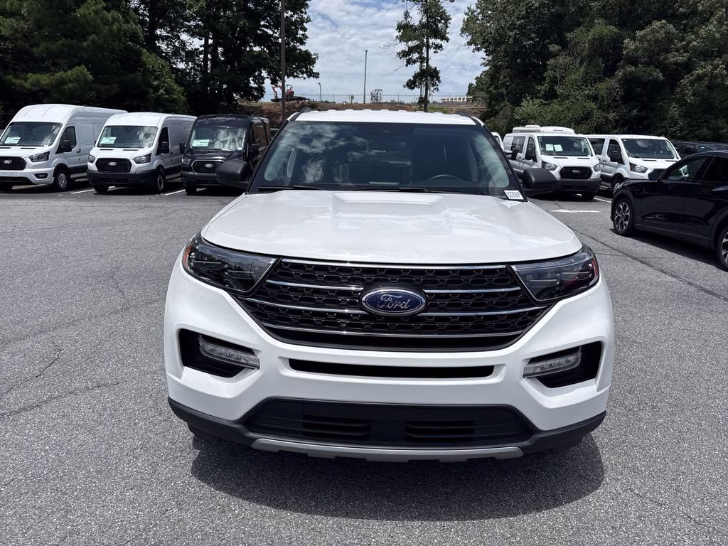 2023 Star White Metallic Tri-Coat Ford Explorer XLT RWD SUV