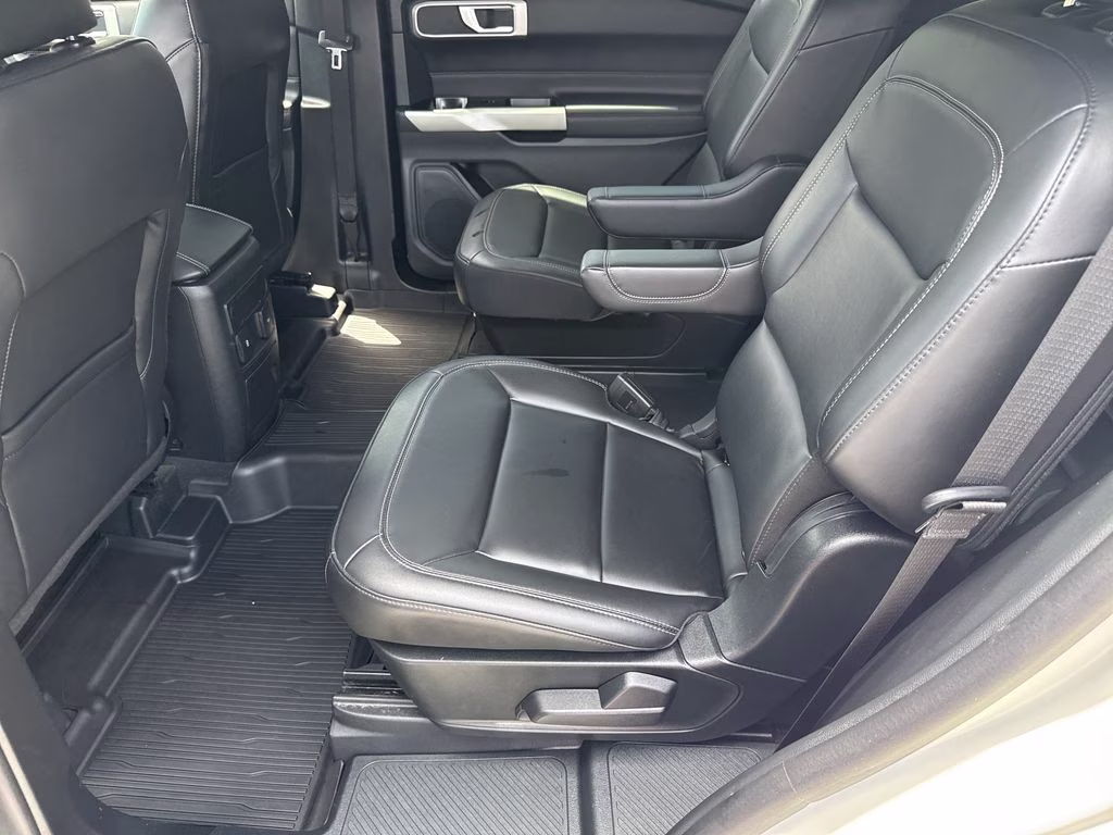 2023 Star White Metallic Tri-Coat Ford Explorer XLT RWD SUV