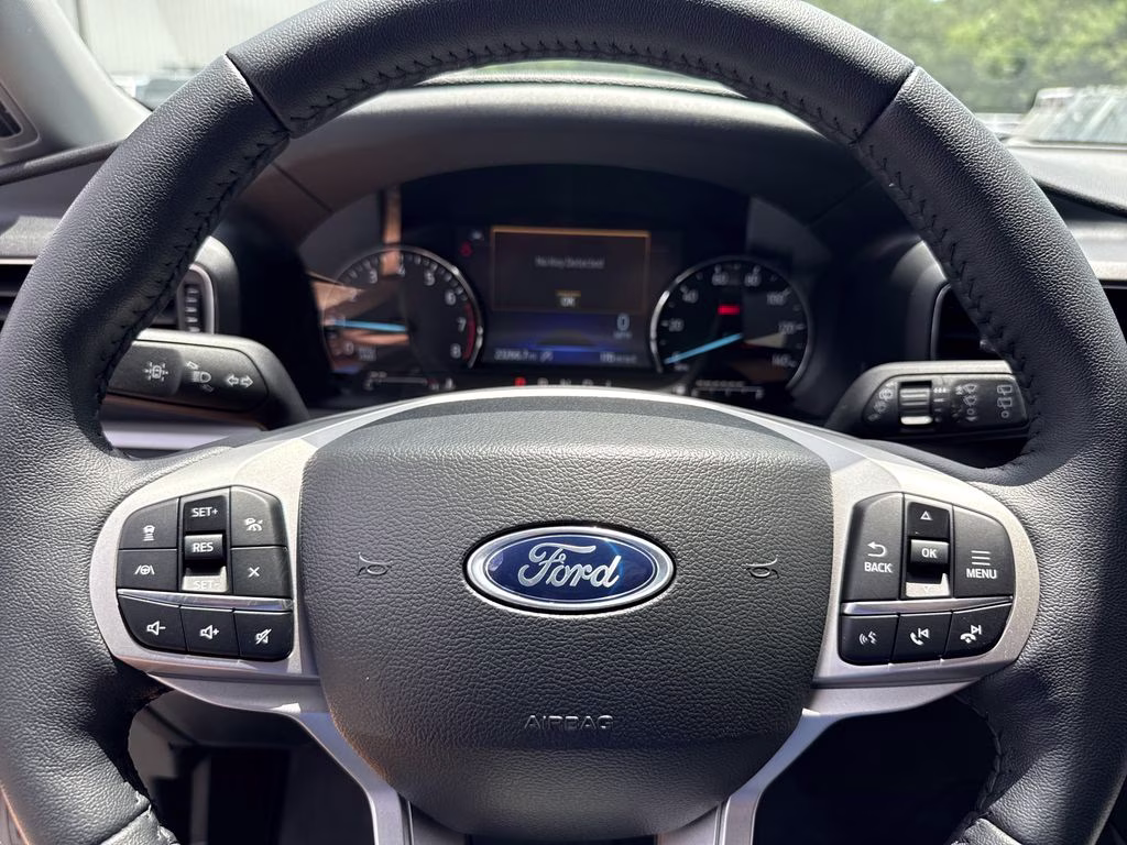 2023 Star White Metallic Tri-Coat Ford Explorer XLT RWD SUV