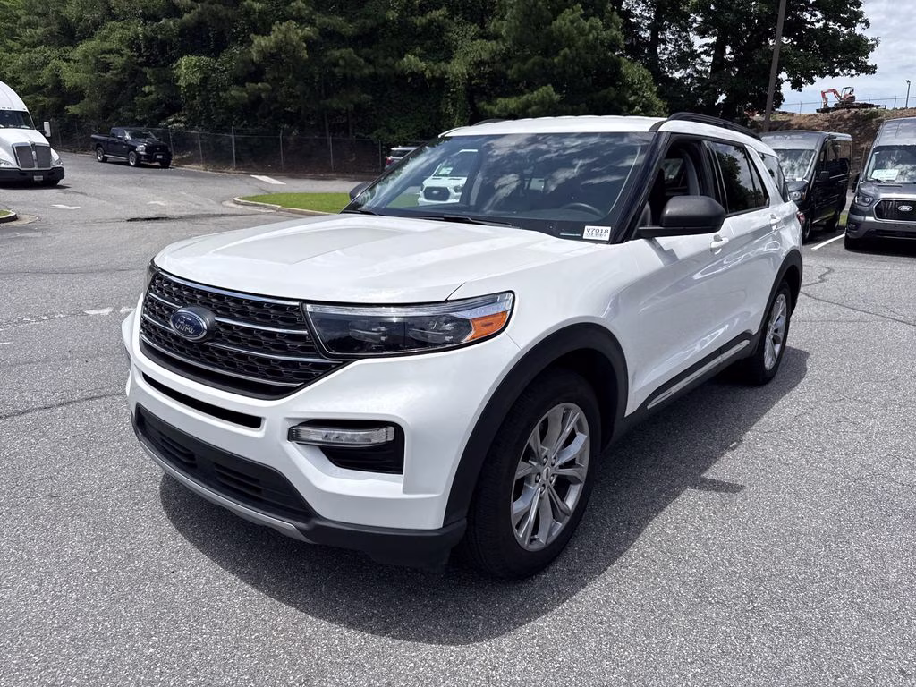2023 Star White Metallic Tri-Coat Ford Explorer XLT RWD SUV