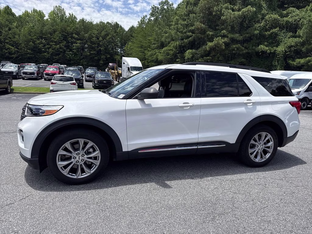 2023 Star White Metallic Tri-Coat Ford Explorer XLT RWD SUV