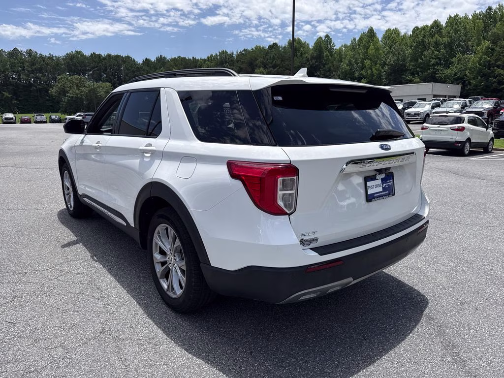 2023 Star White Metallic Tri-Coat Ford Explorer XLT RWD SUV