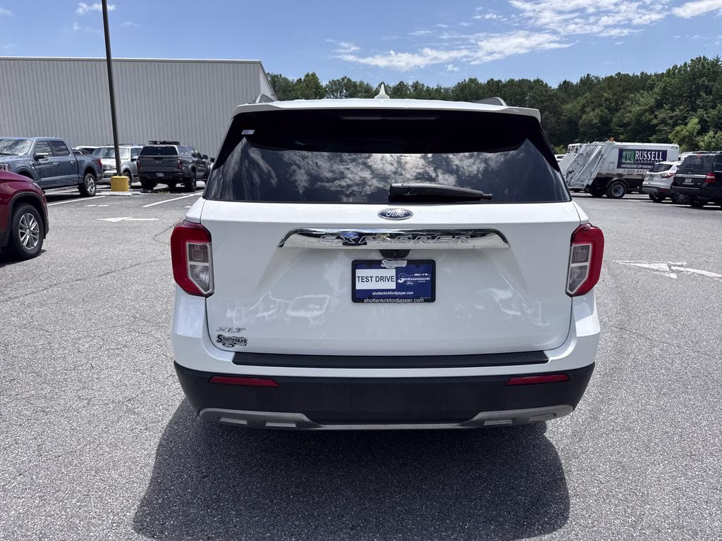 2023 Star White Metallic Tri-Coat Ford Explorer XLT RWD SUV
