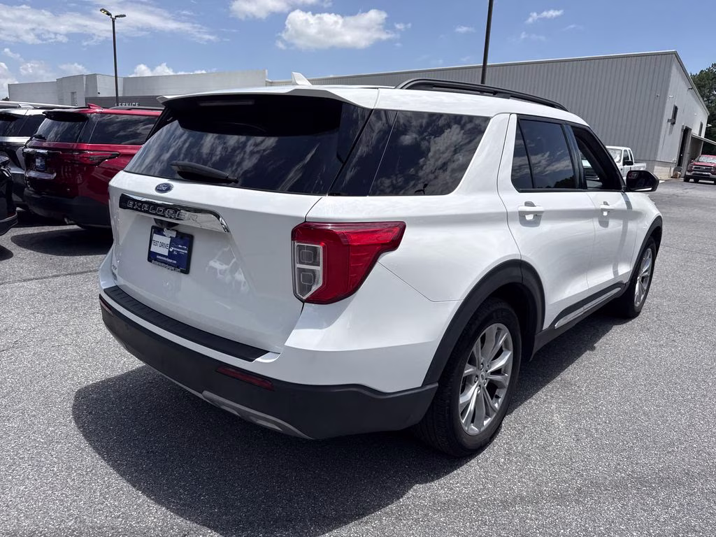 2023 Star White Metallic Tri-Coat Ford Explorer XLT RWD SUV