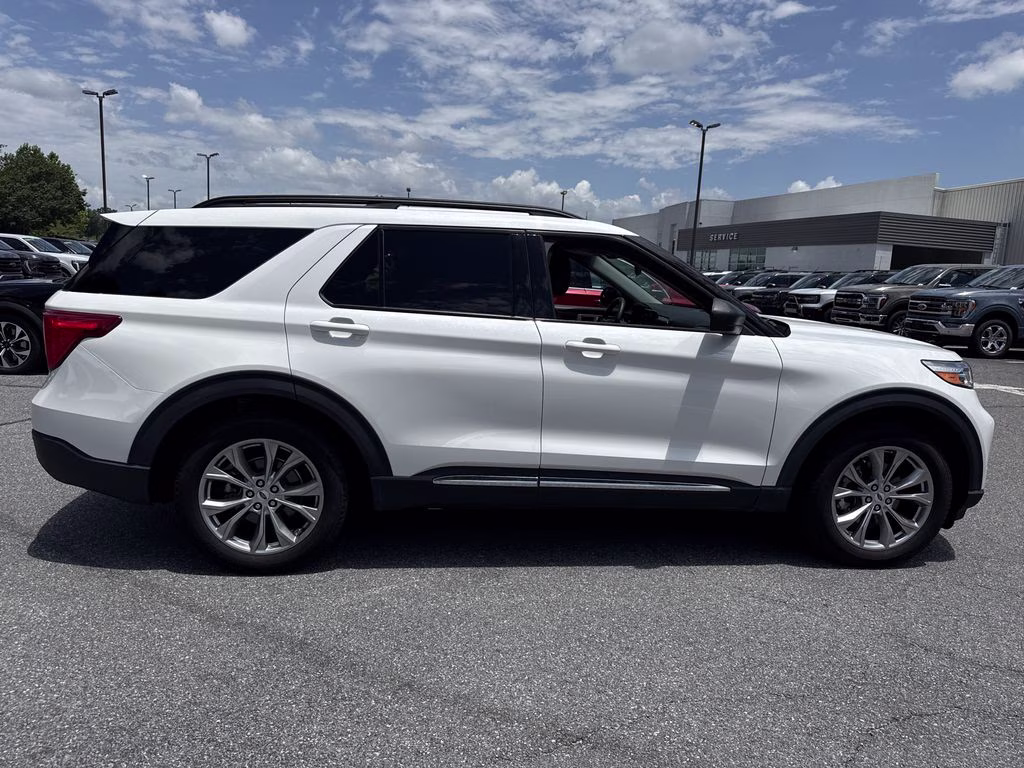 2023 Star White Metallic Tri-Coat Ford Explorer XLT RWD SUV