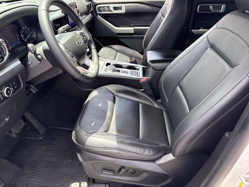 2023 Star White Metallic Tri-Coat Ford Explorer XLT RWD SUV