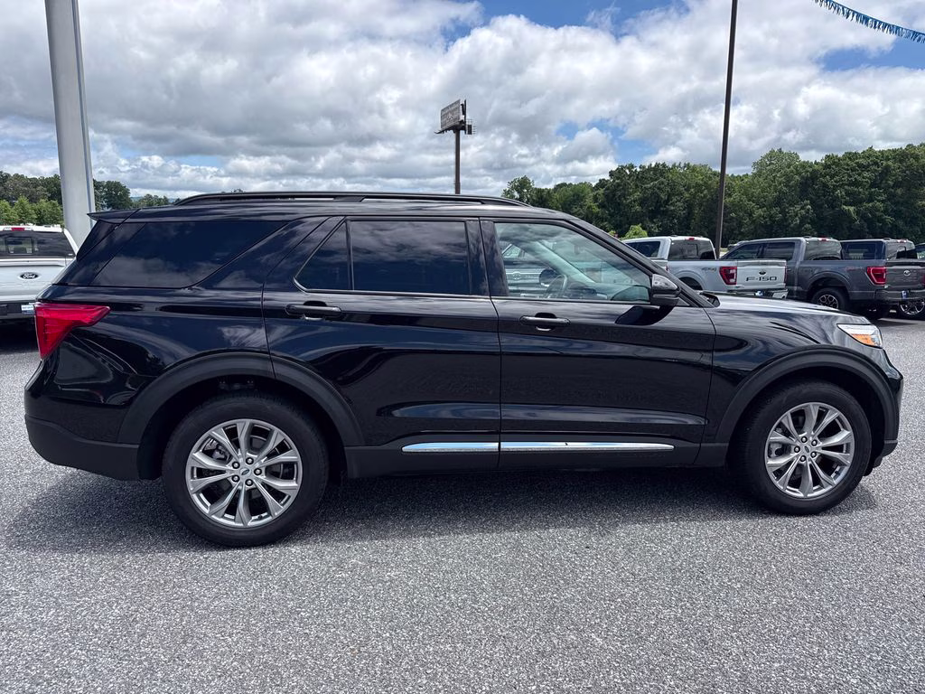 2024 Agate Black Metallic Ford Explorer XLT 4X4 SUV
