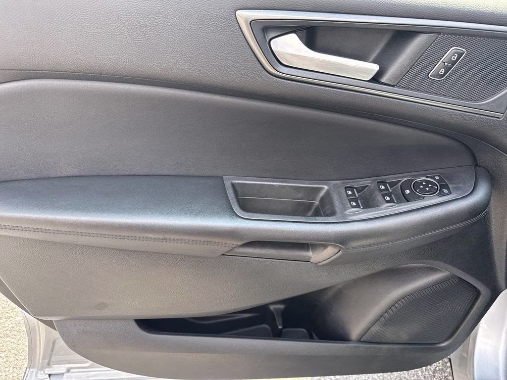 2023 Iconic Silver Metallic Ford Edge SE AWD SUV
