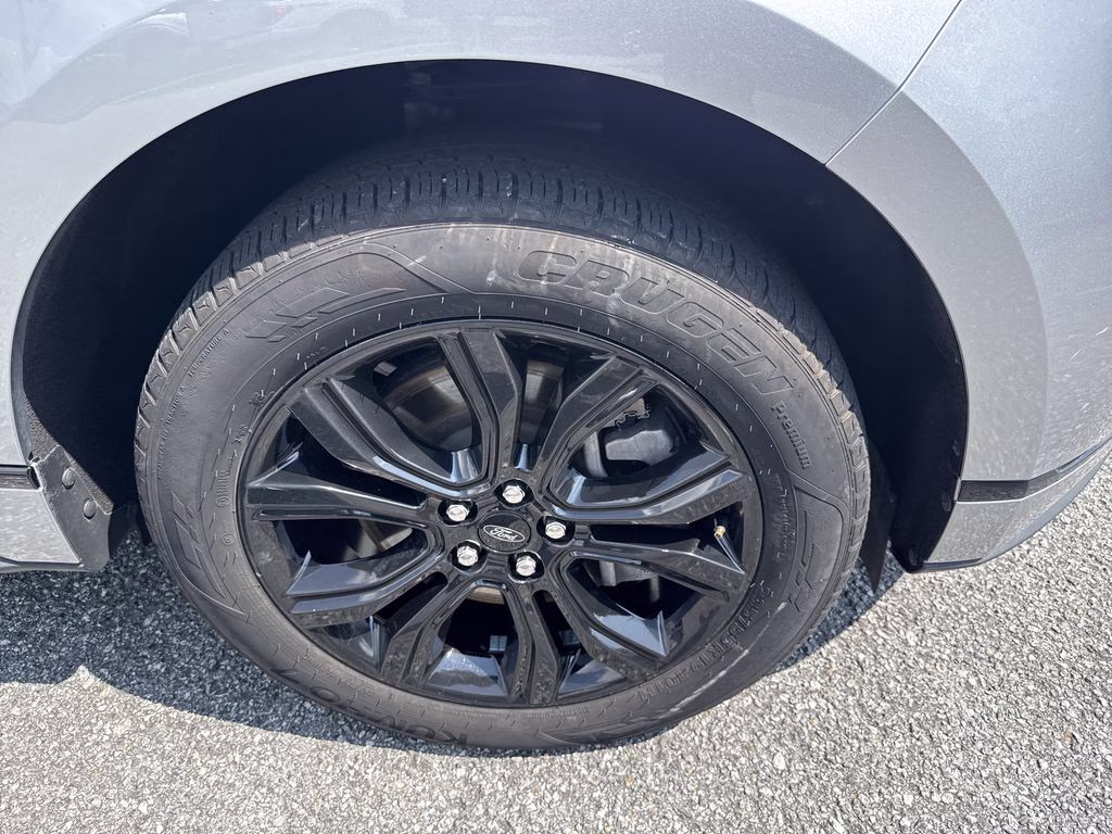 2023 Iconic Silver Metallic Ford Edge SE AWD SUV