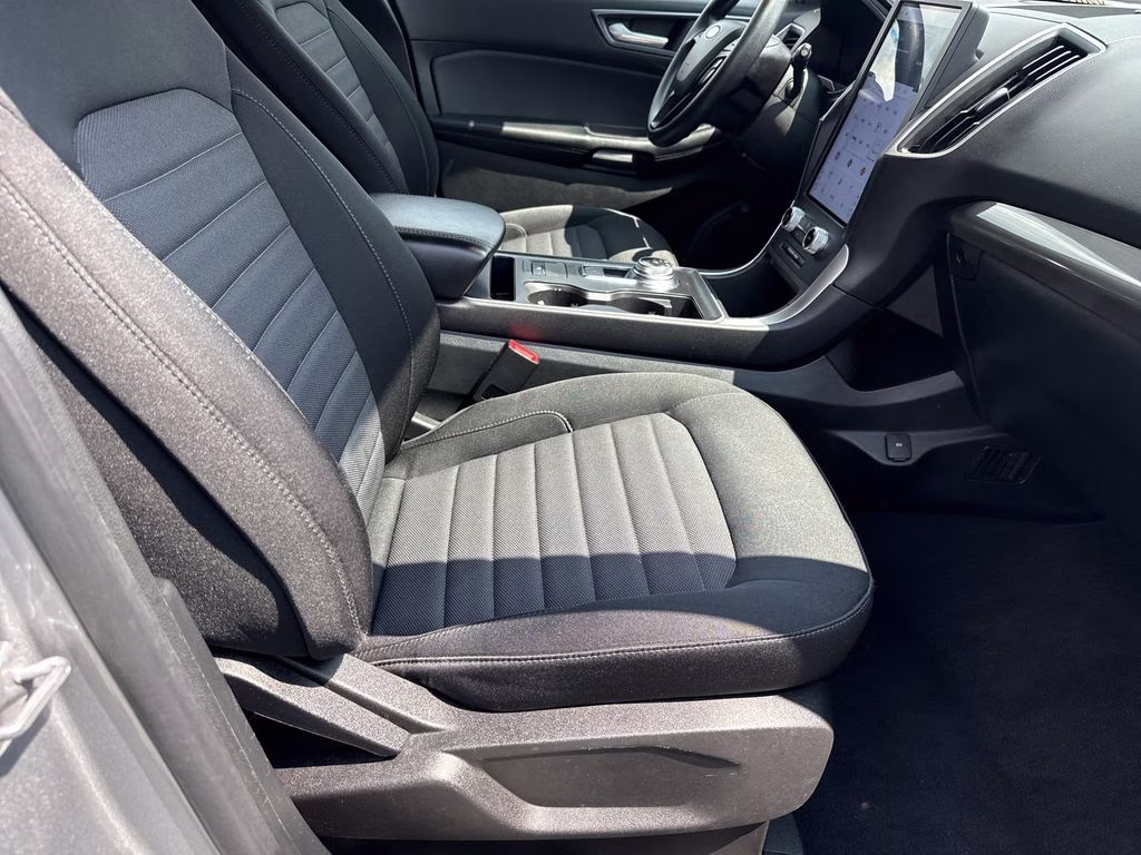 2023 Iconic Silver Metallic Ford Edge SE AWD SUV