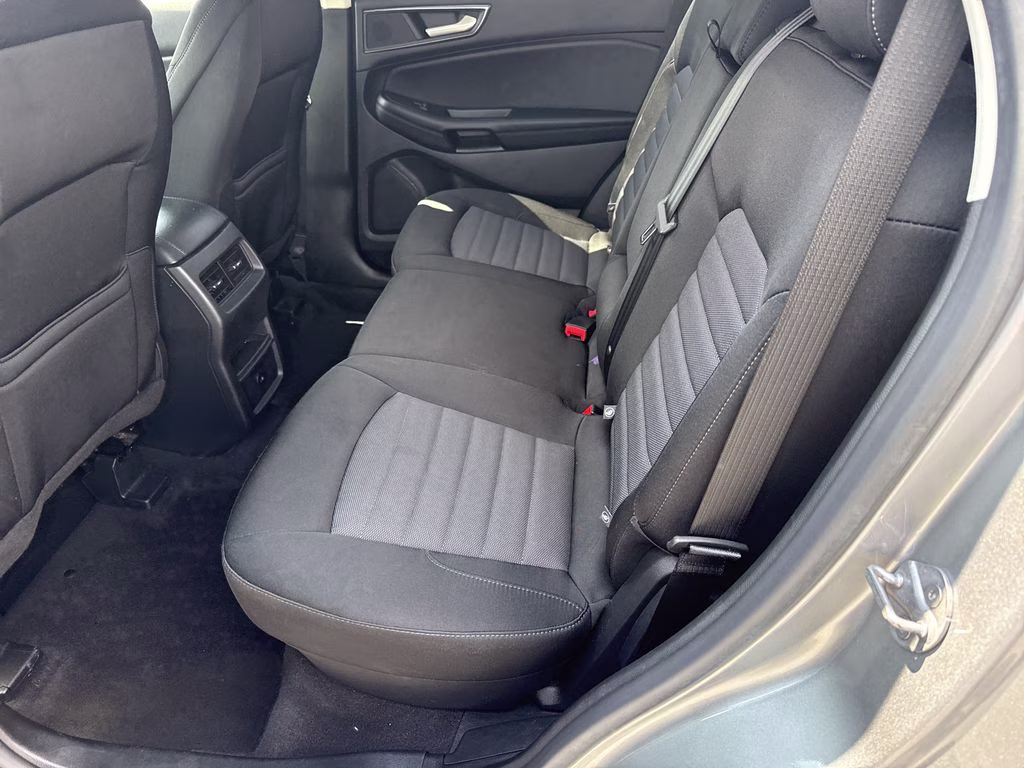 2023 Iconic Silver Metallic Ford Edge SE AWD SUV