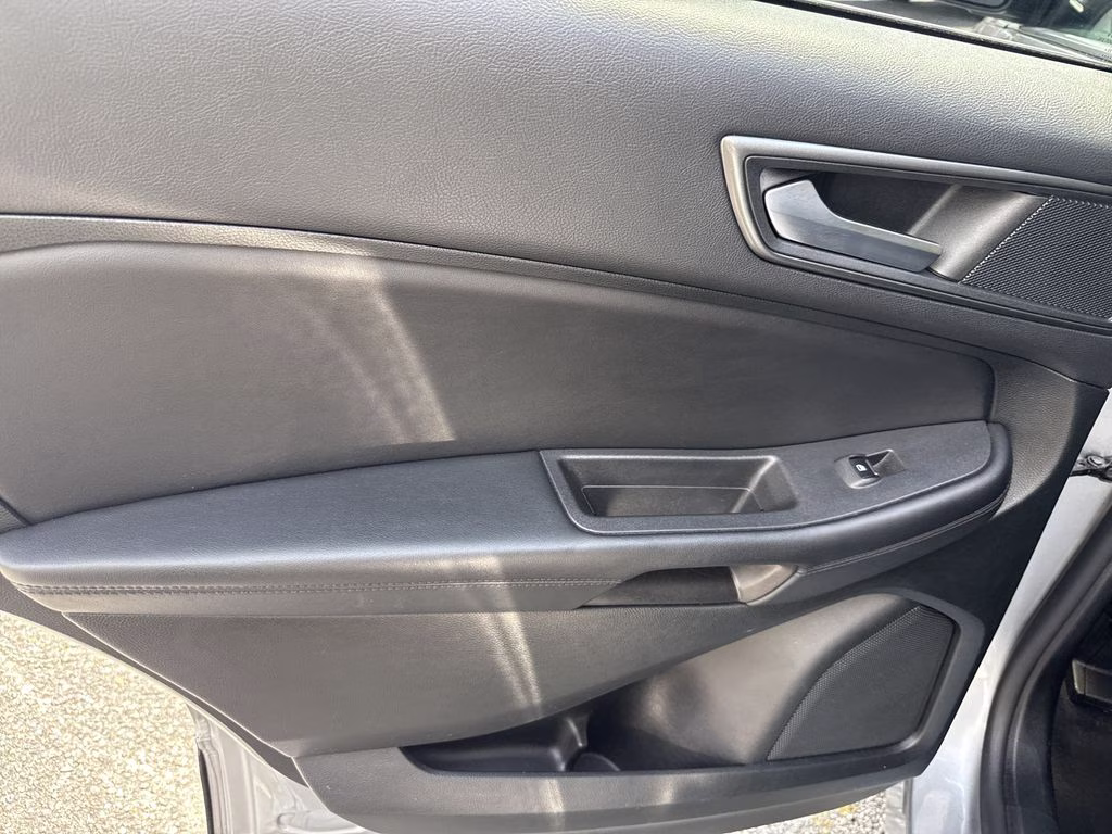 2023 Iconic Silver Metallic Ford Edge SE AWD SUV