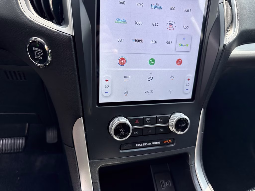 2023 Iconic Silver Metallic Ford Edge SE AWD SUV