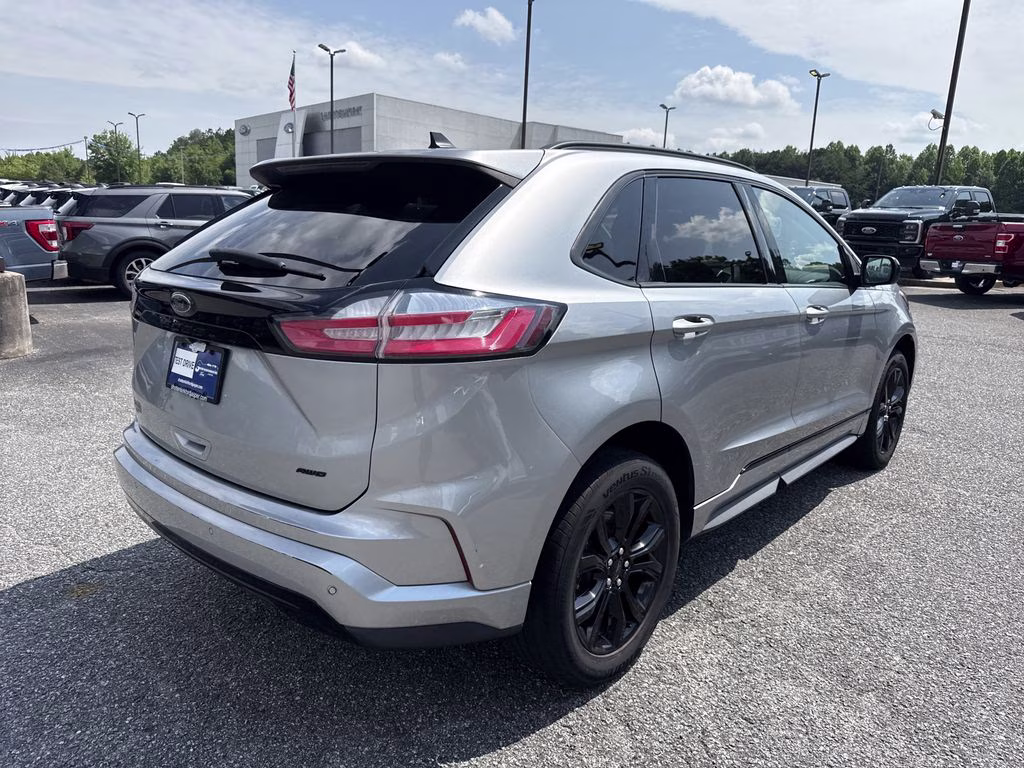 2023 Iconic Silver Metallic Ford Edge SE AWD SUV