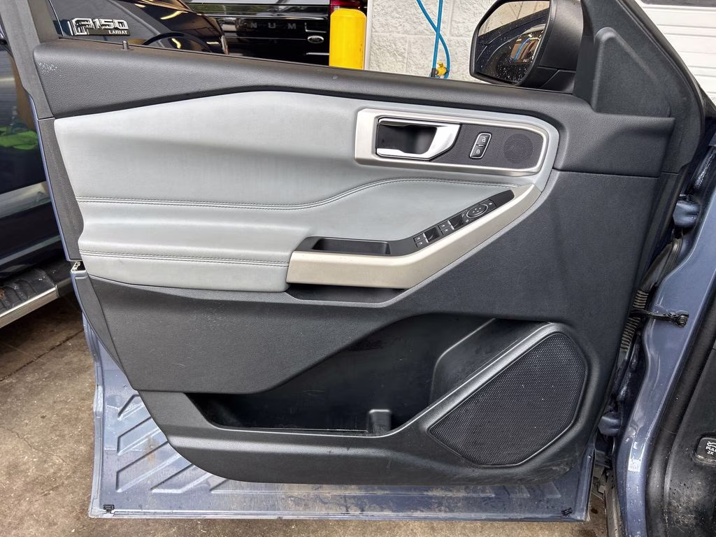 2021 Infinite Blue Metallic Tinted Clearcoat Ford Explorer XLT RWD SUV