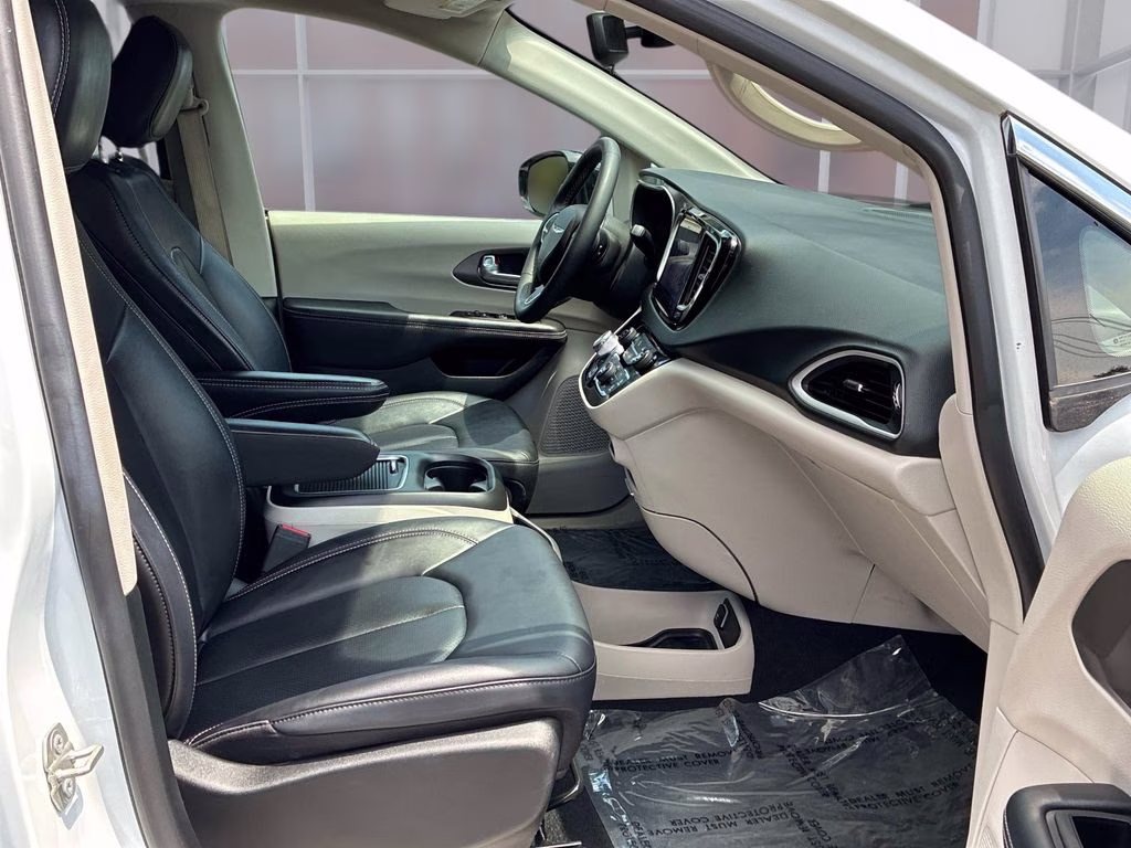 2024 Bright White Clearcoat Chrysler Pacifica Touring L FWD Van