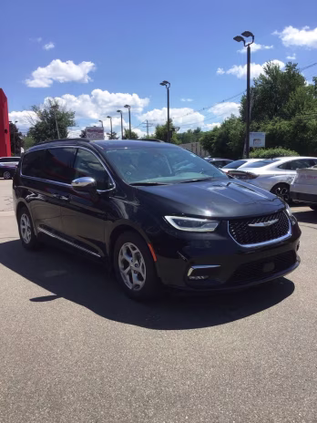 2023 Brilliant Black Crystal Pearlcoat Chrysler Pacifica Limited FWD Van