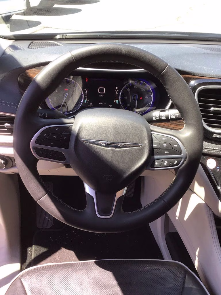 2023 Brilliant Black Crystal Pearlcoat Chrysler Pacifica Limited FWD Van