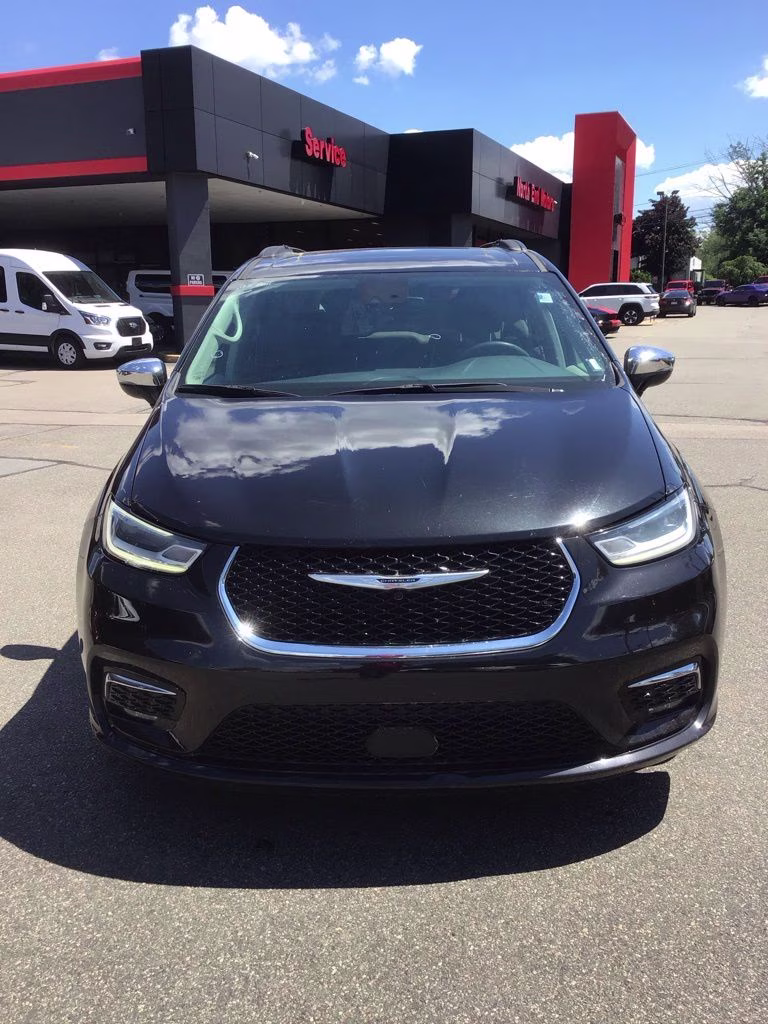 2023 Brilliant Black Crystal Pearlcoat Chrysler Pacifica Limited FWD Van