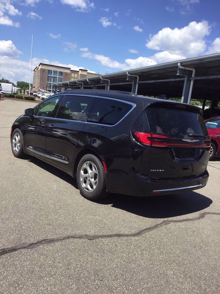 2023 Brilliant Black Crystal Pearlcoat Chrysler Pacifica Limited FWD Van