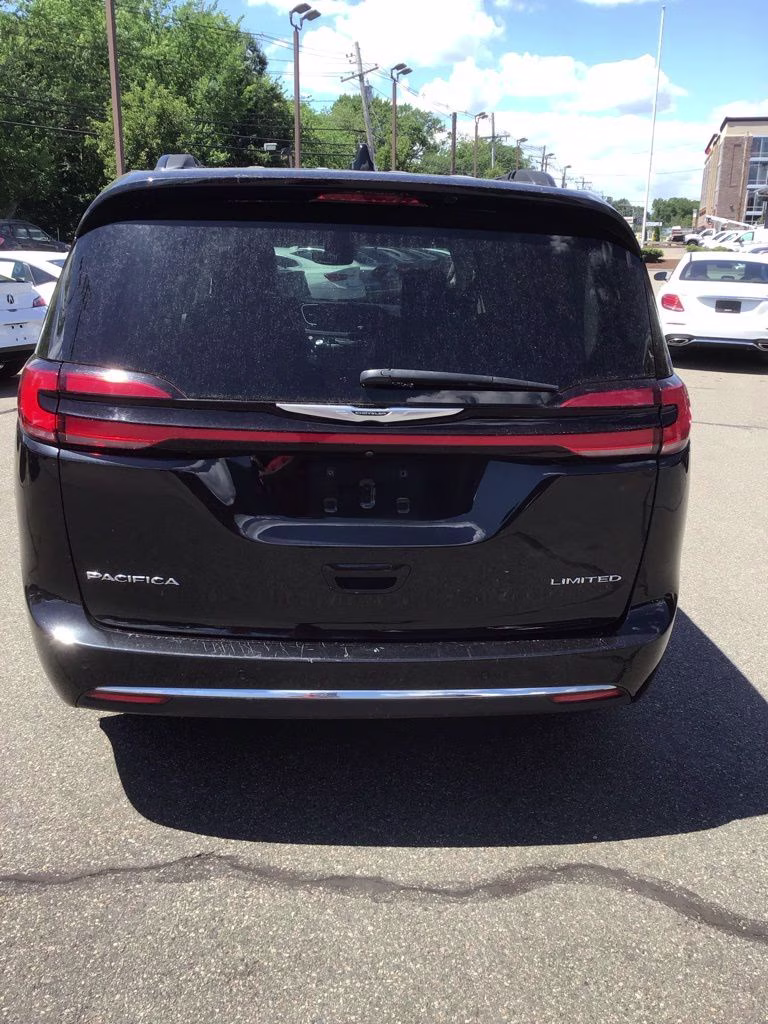 2023 Brilliant Black Crystal Pearlcoat Chrysler Pacifica Limited FWD Van