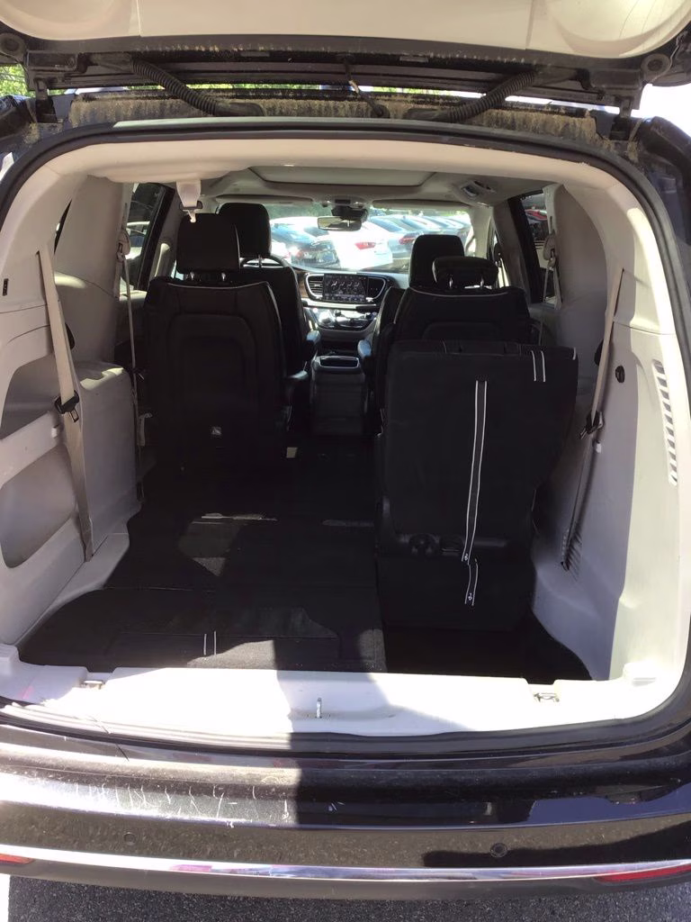 2023 Brilliant Black Crystal Pearlcoat Chrysler Pacifica Limited FWD Van