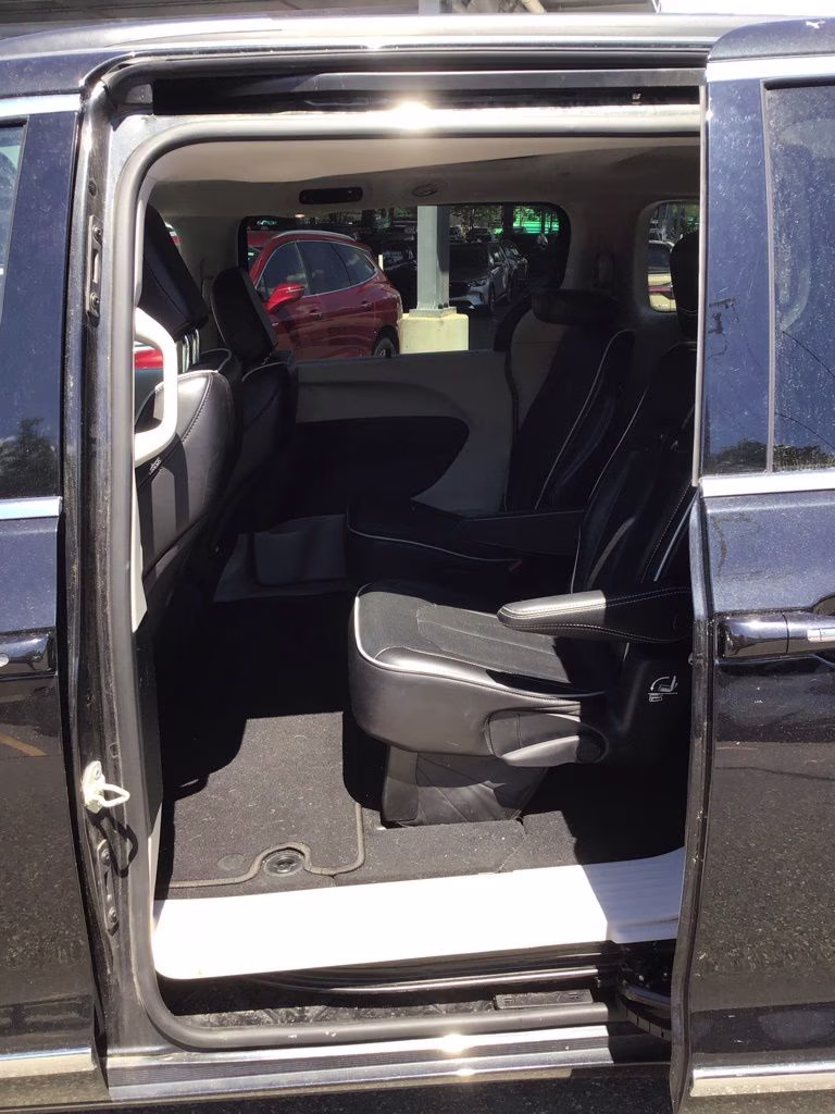 2023 Brilliant Black Crystal Pearlcoat Chrysler Pacifica Limited FWD Van