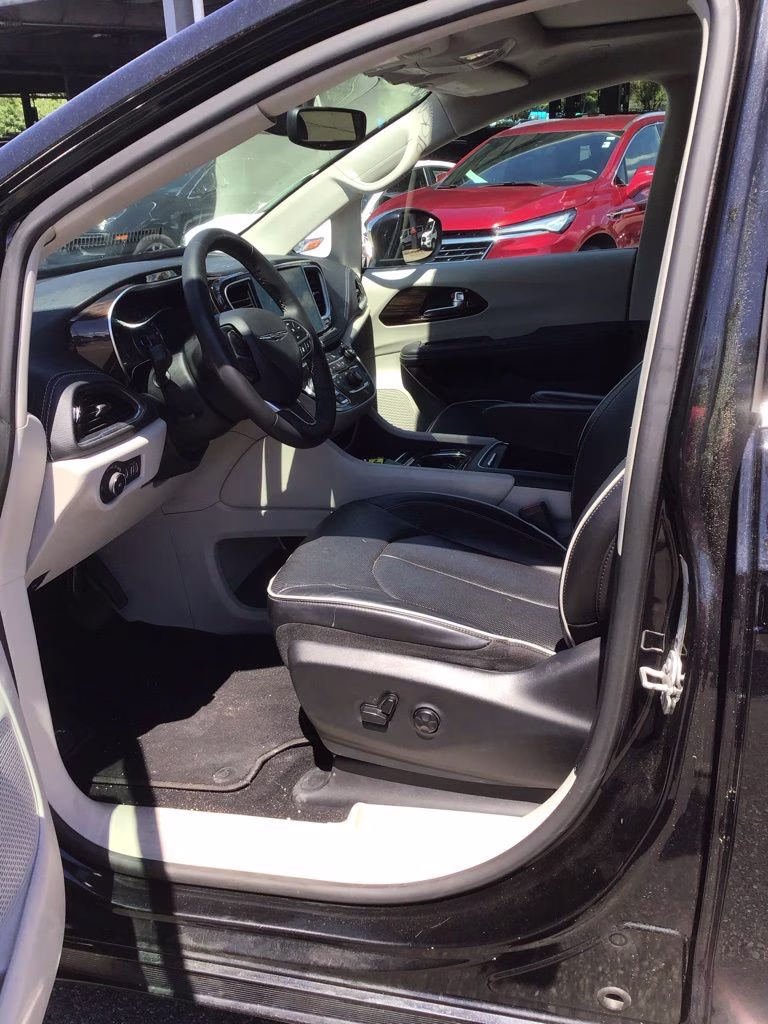 2023 Brilliant Black Crystal Pearlcoat Chrysler Pacifica Limited FWD Van