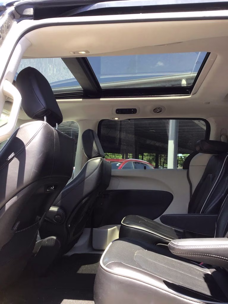 2023 Brilliant Black Crystal Pearlcoat Chrysler Pacifica Limited FWD Van