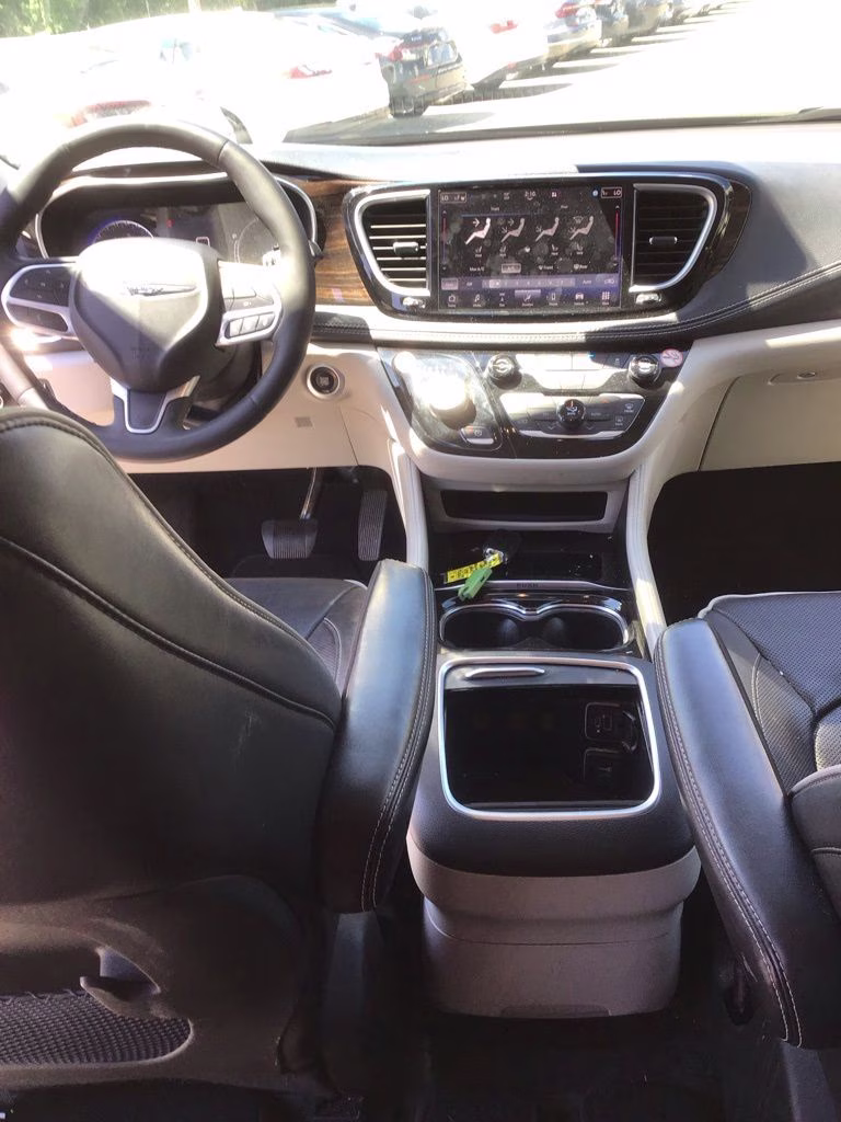 2023 Brilliant Black Crystal Pearlcoat Chrysler Pacifica Limited FWD Van