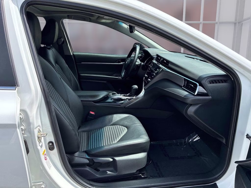 2018 Super White Toyota Camry SE FWD Sedan
