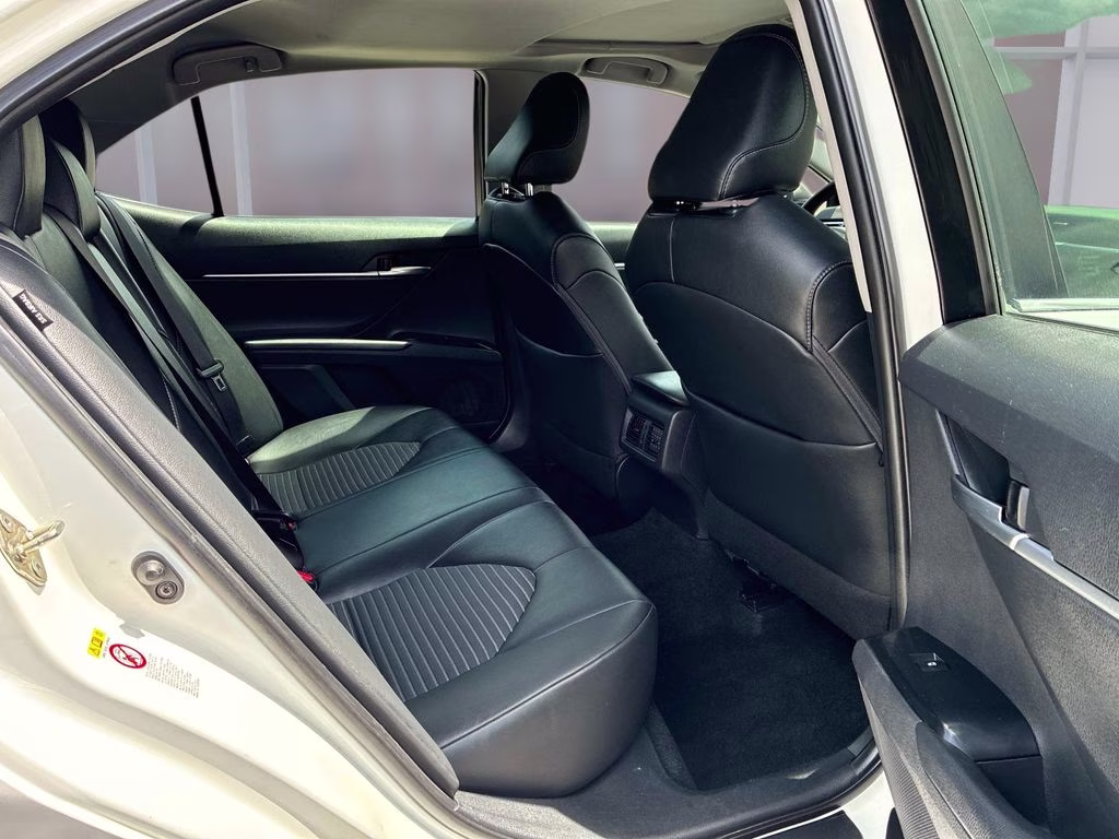 2018 Super White Toyota Camry SE FWD Sedan
