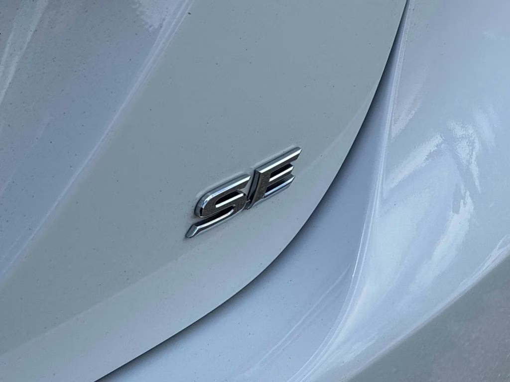 2018 Super White Toyota Camry SE FWD Sedan