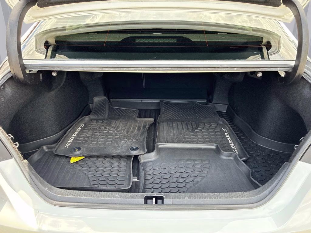 2018 Super White Toyota Camry SE FWD Sedan