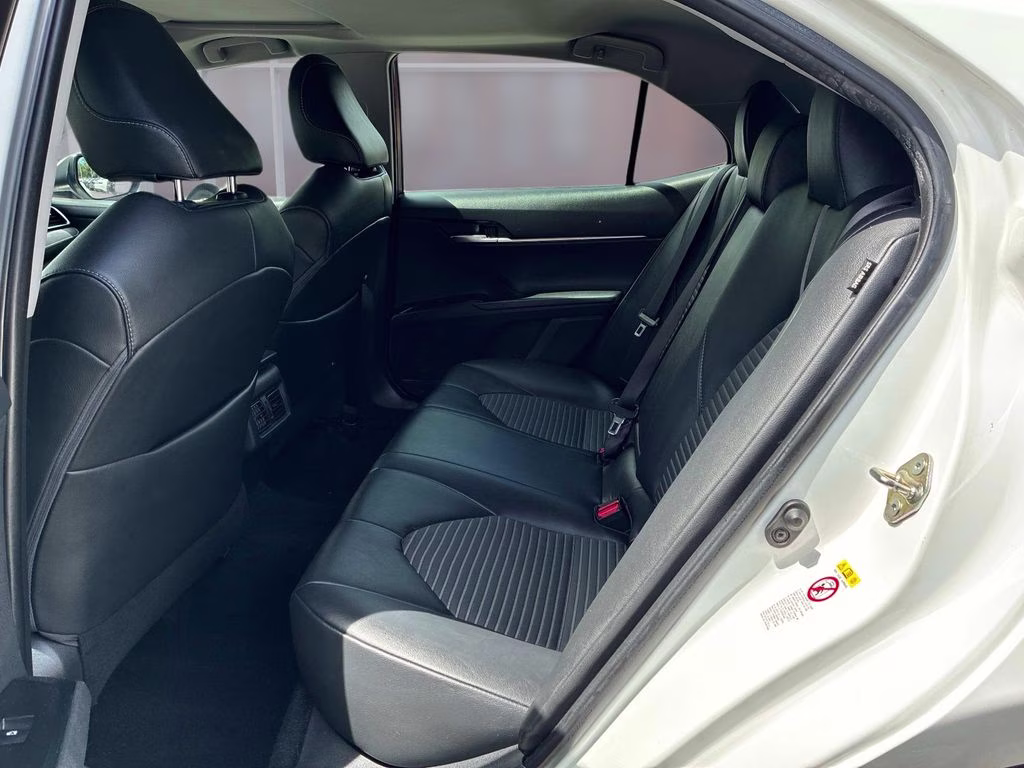 2018 Super White Toyota Camry SE FWD Sedan