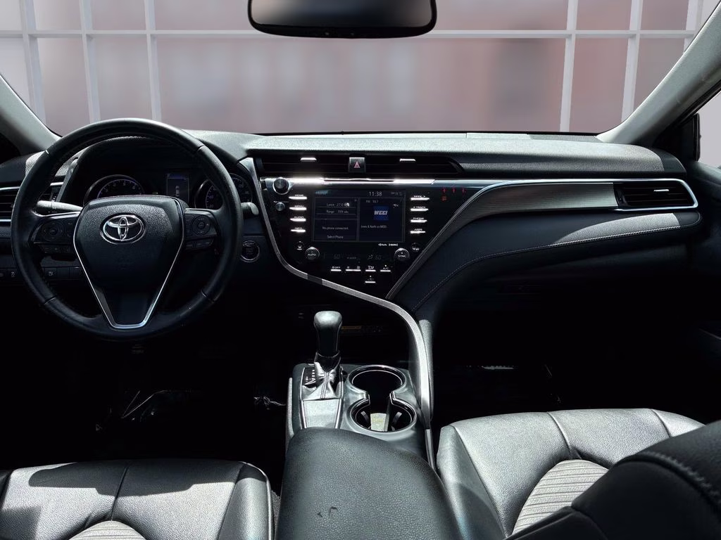 2018 Super White Toyota Camry SE FWD Sedan