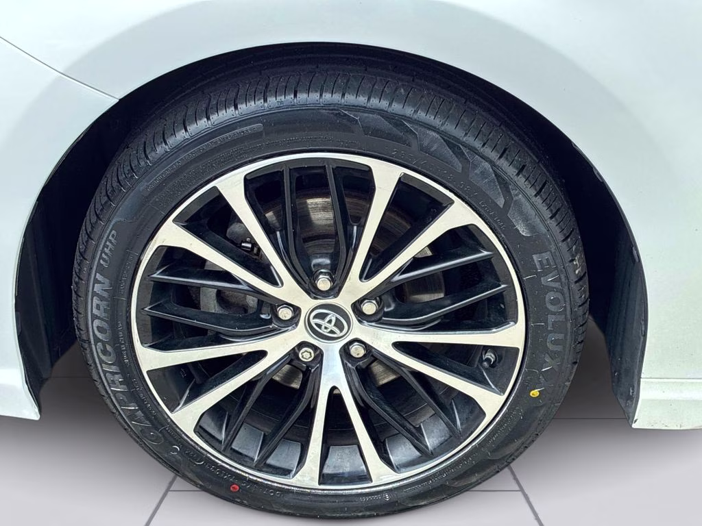 2018 Super White Toyota Camry SE FWD Sedan