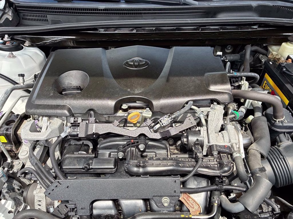 2018 Super White Toyota Camry SE FWD Sedan