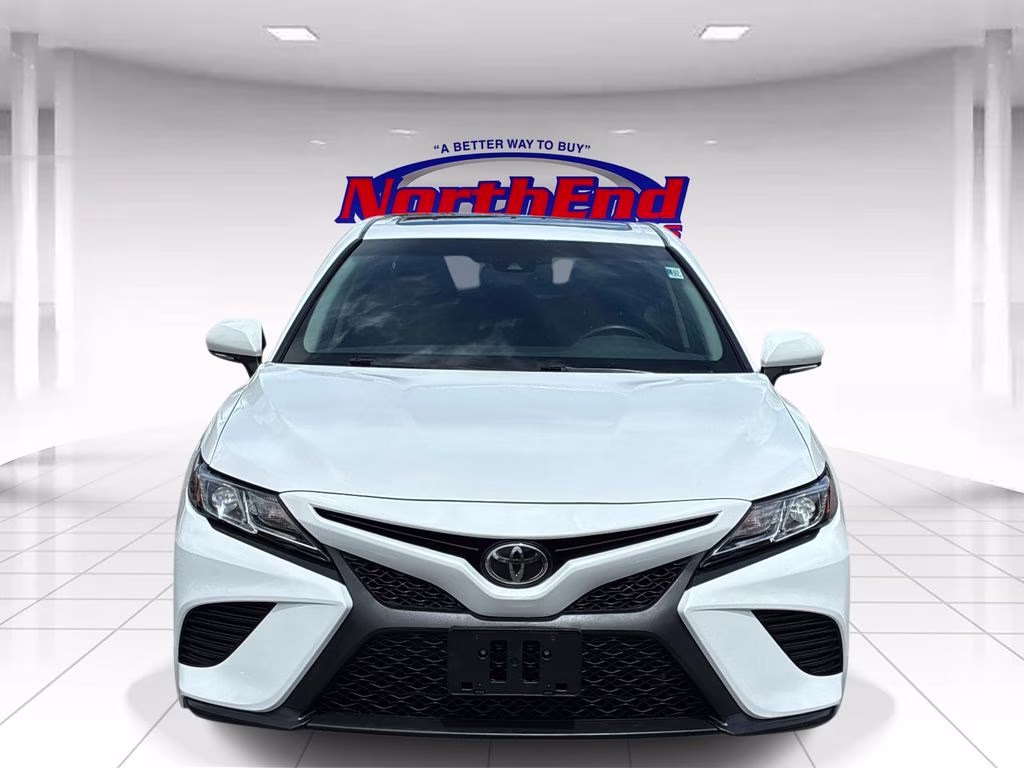 2018 Super White Toyota Camry SE FWD Sedan