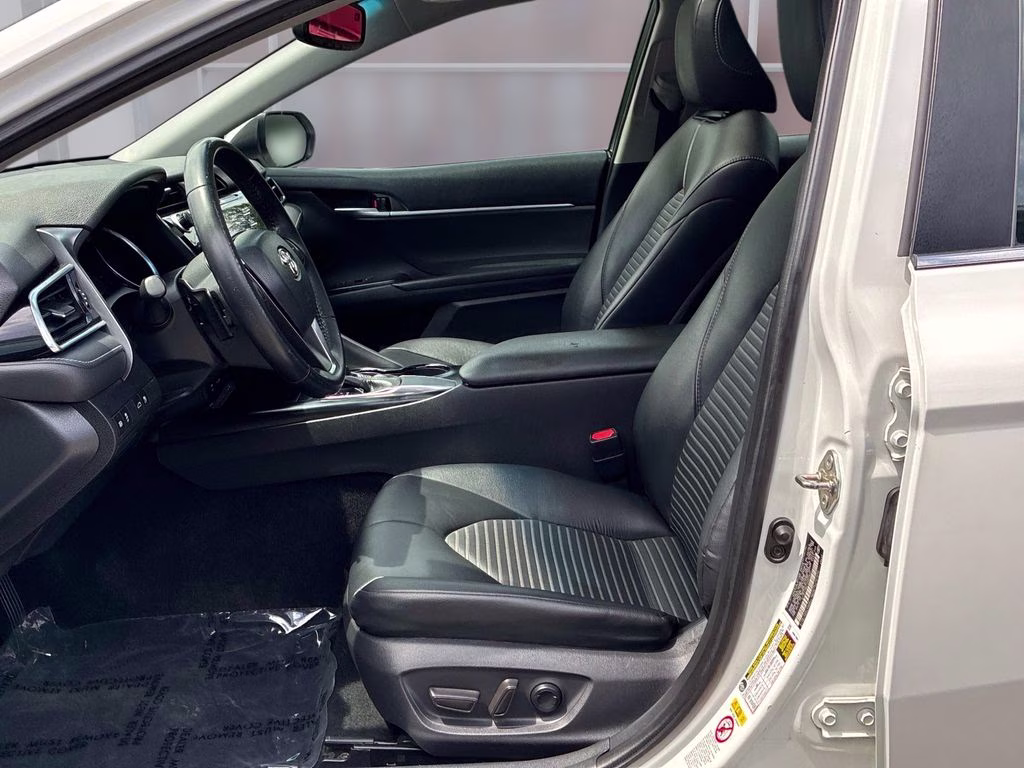 2018 Super White Toyota Camry SE FWD Sedan