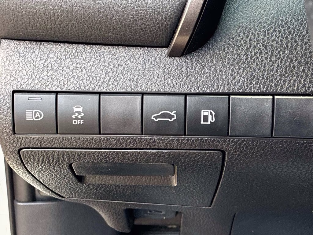 2018 Super White Toyota Camry SE FWD Sedan
