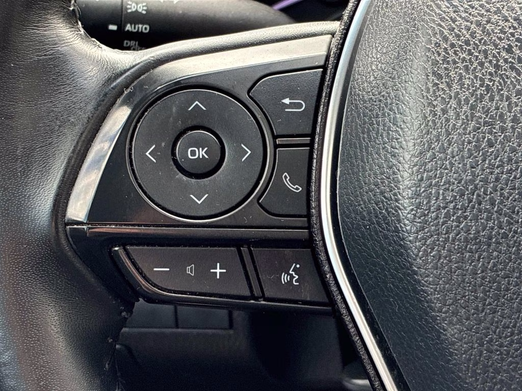 2018 Super White Toyota Camry SE FWD Sedan