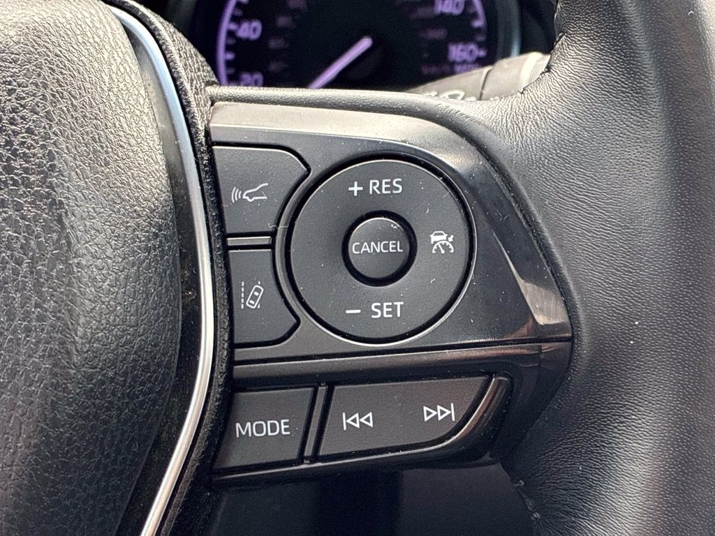 2018 Super White Toyota Camry SE FWD Sedan