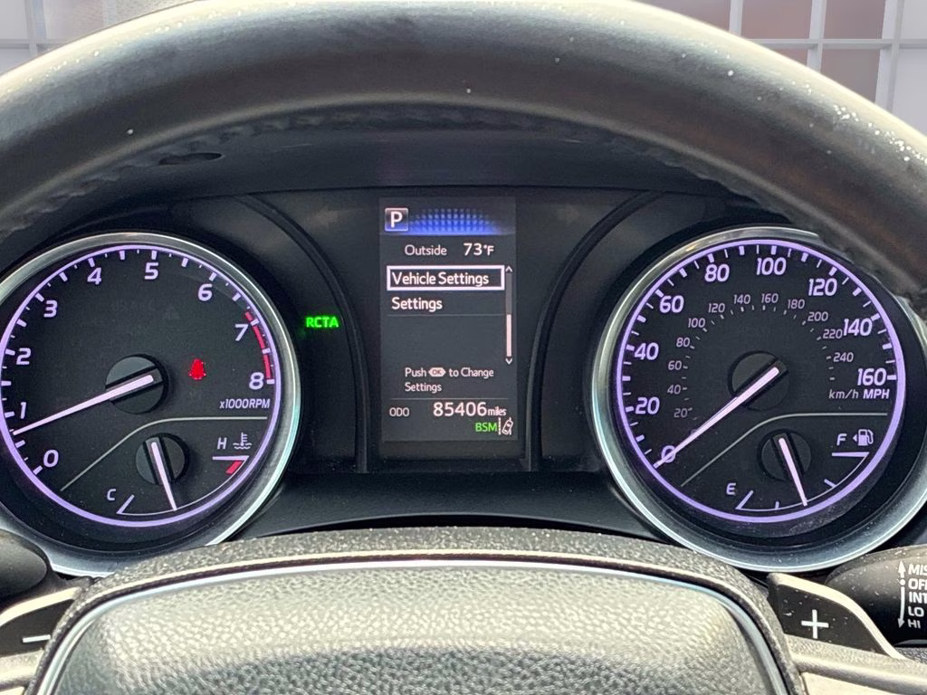 2018 Super White Toyota Camry SE FWD Sedan