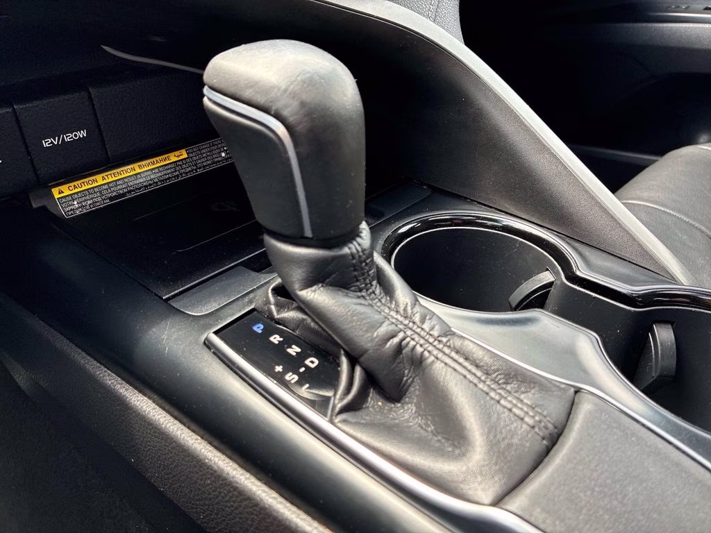 2018 Super White Toyota Camry SE FWD Sedan