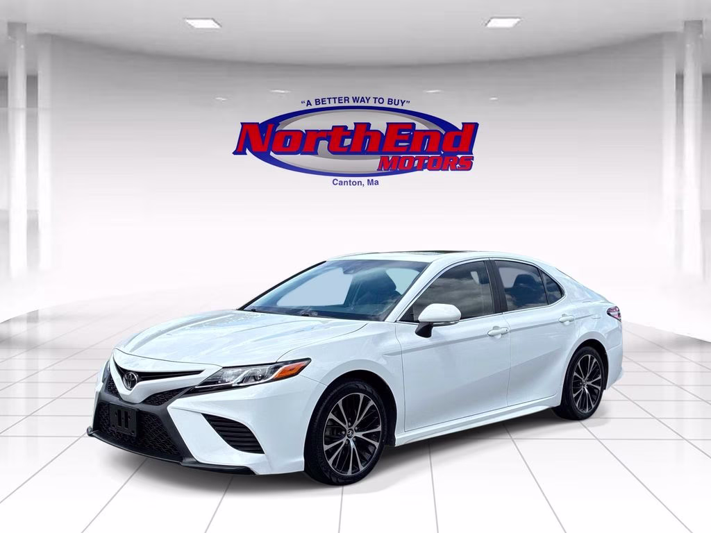 2018 Super White Toyota Camry SE FWD Sedan