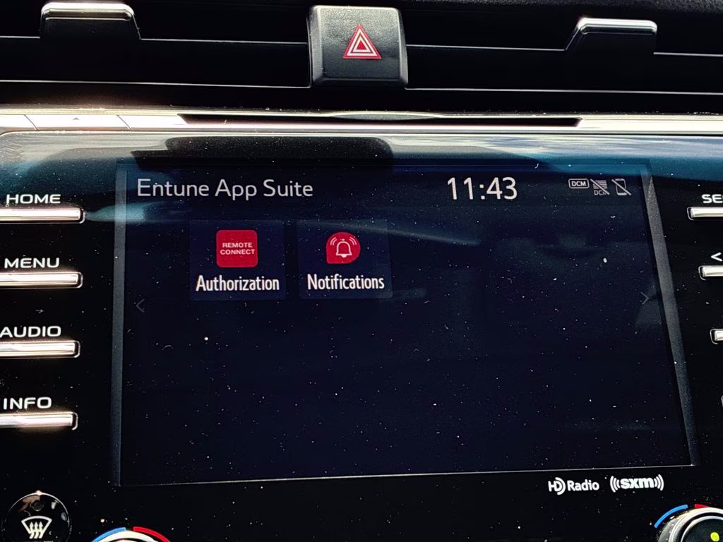 2018 Super White Toyota Camry SE FWD Sedan