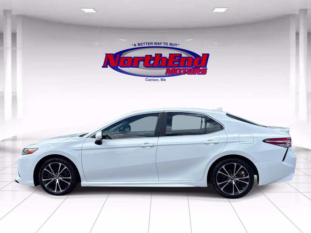 2018 Super White Toyota Camry SE FWD Sedan